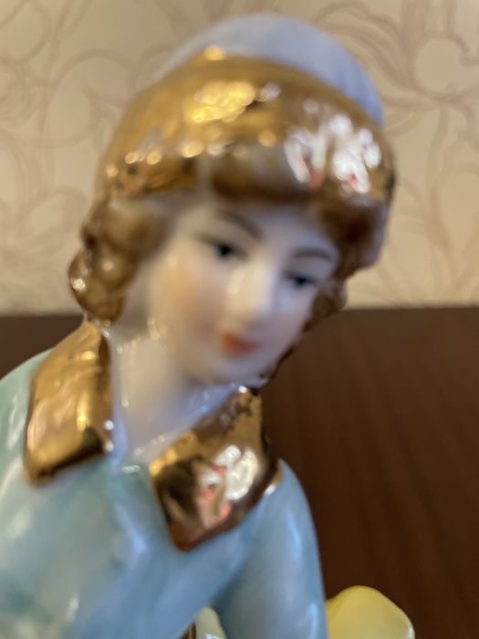 Продам статуетку девушки