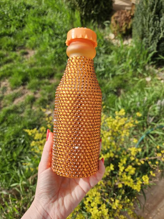 Уникален подарък! Пластмасови бутилки за вода с ръчно лепени камъни