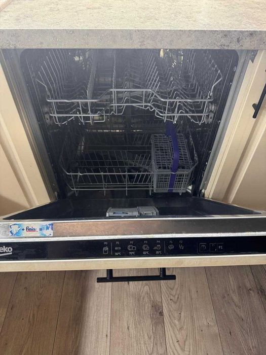 Встроенная посудамойка