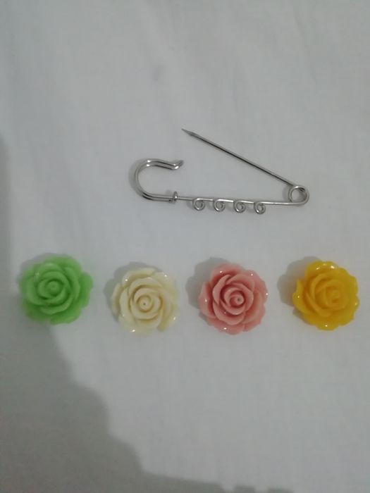 Милая брошь. 4 цвета