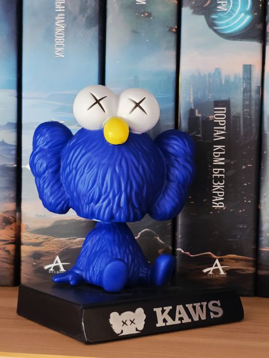 Колекционерска фигурка KAWS с клатеща се глава