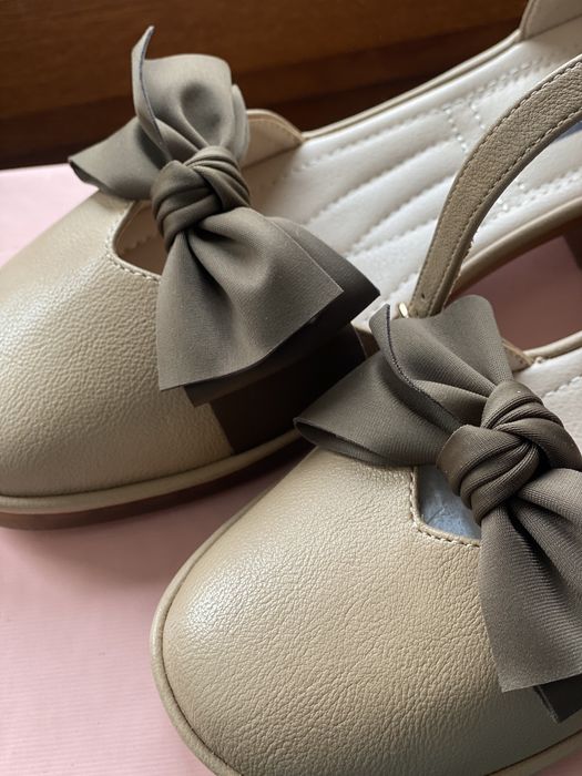 Босоножки бренда Josiny