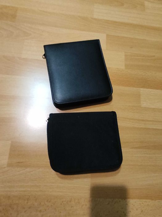 Чисто нови аксесоари за лаптоп и канцеларски за пътуване в калъф.