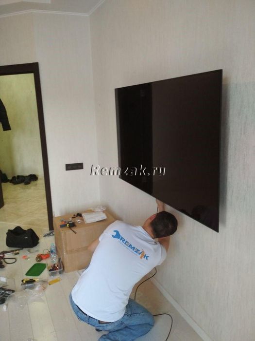 Установка телевизора на стену на кранштейн карнизы полки баннеры рекла