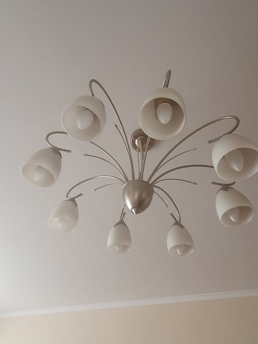 Продам 8- рожковую люстру