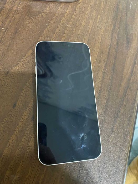 Продам iPhone 12 в хорошем состоянии