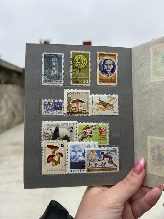 Малък класьор с различни пощенски марки