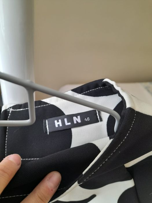 Fustă scurtă cu buline mari negre