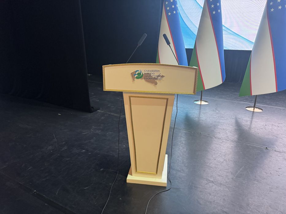 Стол Призумни, Стул кресло, Настолни микрафон Лед екран..