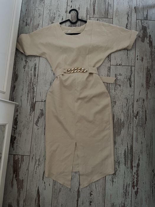 Бежова елегантна рокля