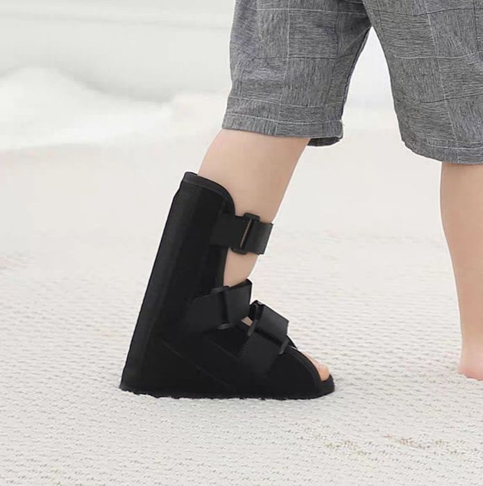 Деротационный детский ортез для голеностопа сапожок брейс фиксатор