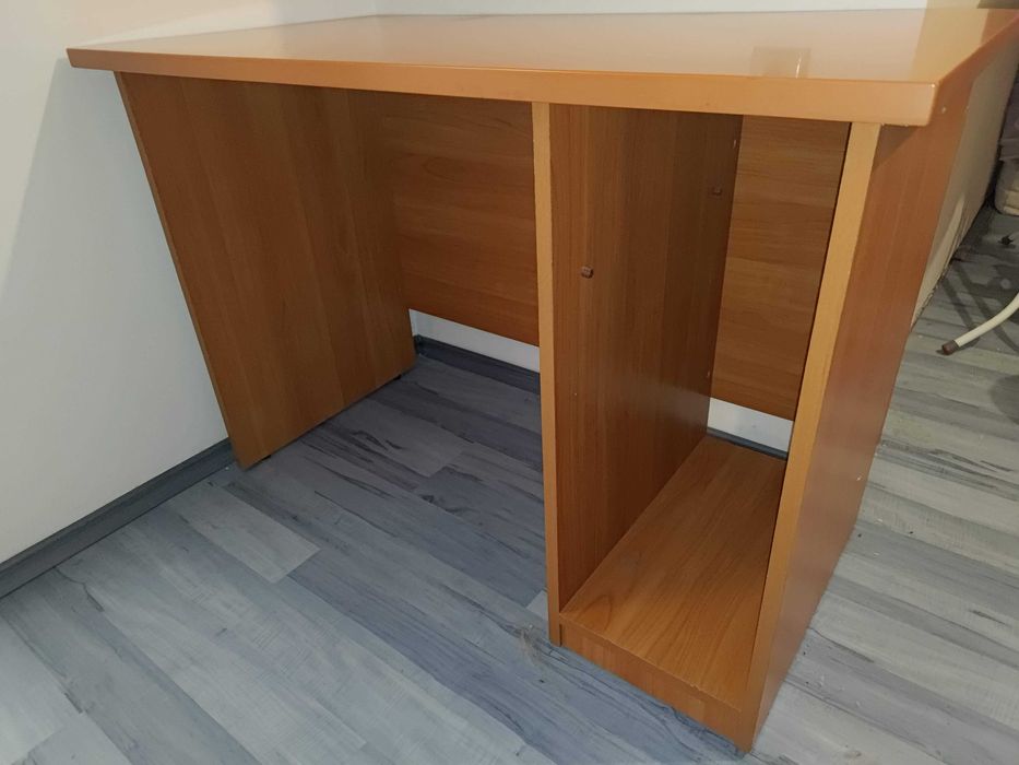 Работно бюро 110/60/77 см с отделение за компютър. В отлично състояние