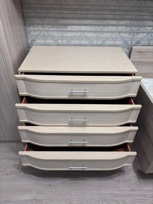 Продам комод с полкой