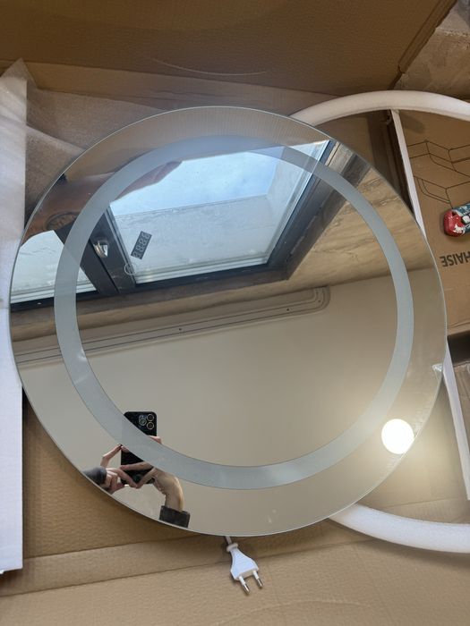 Огледало с лед осветление и часовник