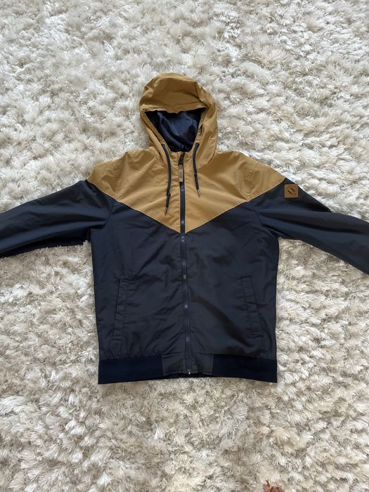 Jacheta/Geaca cu gluga impermeabila marimea S-M (ca noua)