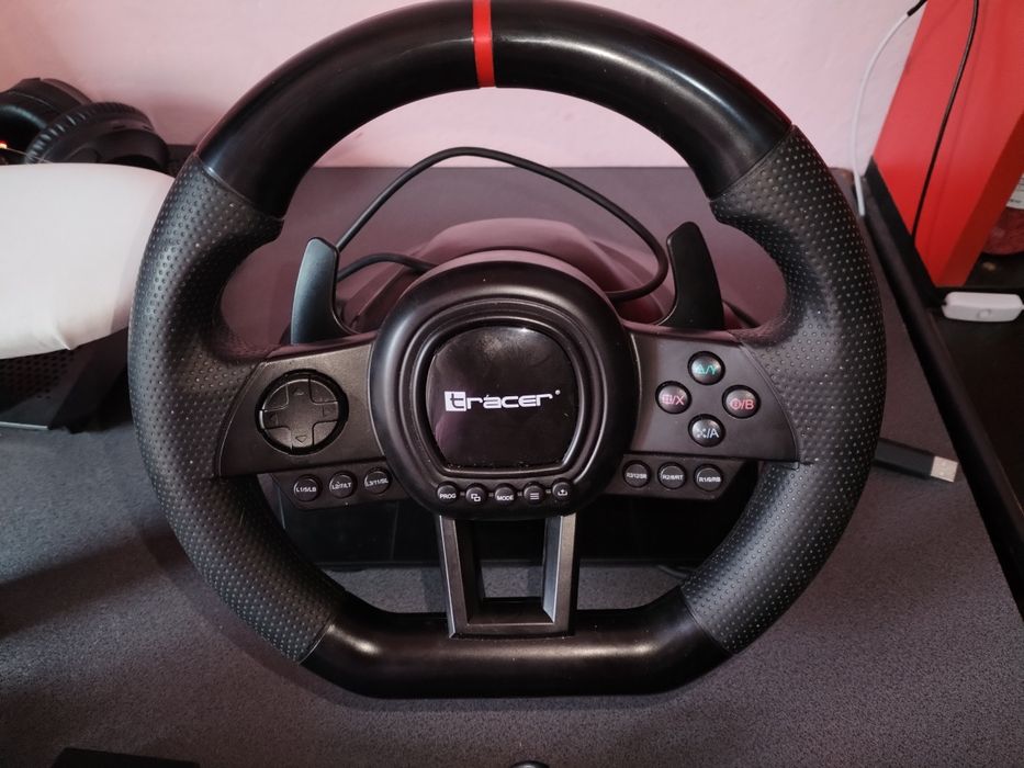 Volan de gaming cu pedale și schimbător