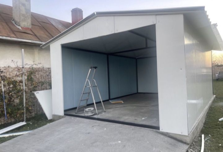 Garaje auto pe structura metalica învelite cu panouri Sandwich