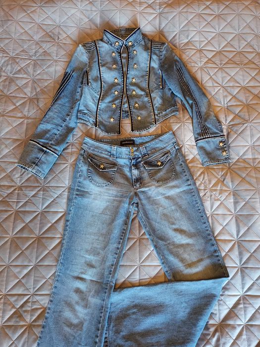 дънки и късо сако