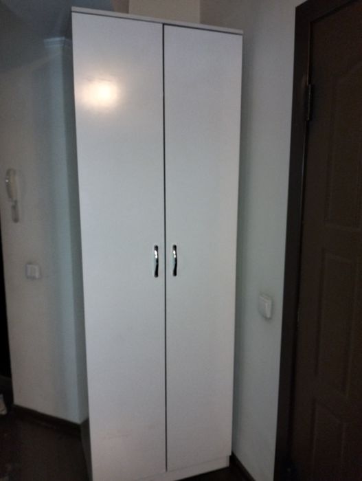 Продам шкаф, шифоньер, стол, трумбу.