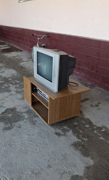 Телевизор LG с подставкой и DVD приставками