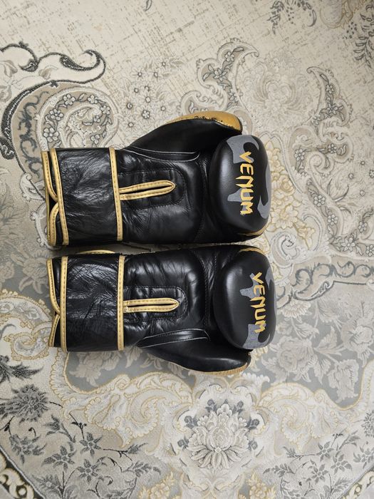 Venum Elite Boxing Gloves - Shin Guard Боксерскин перчатки