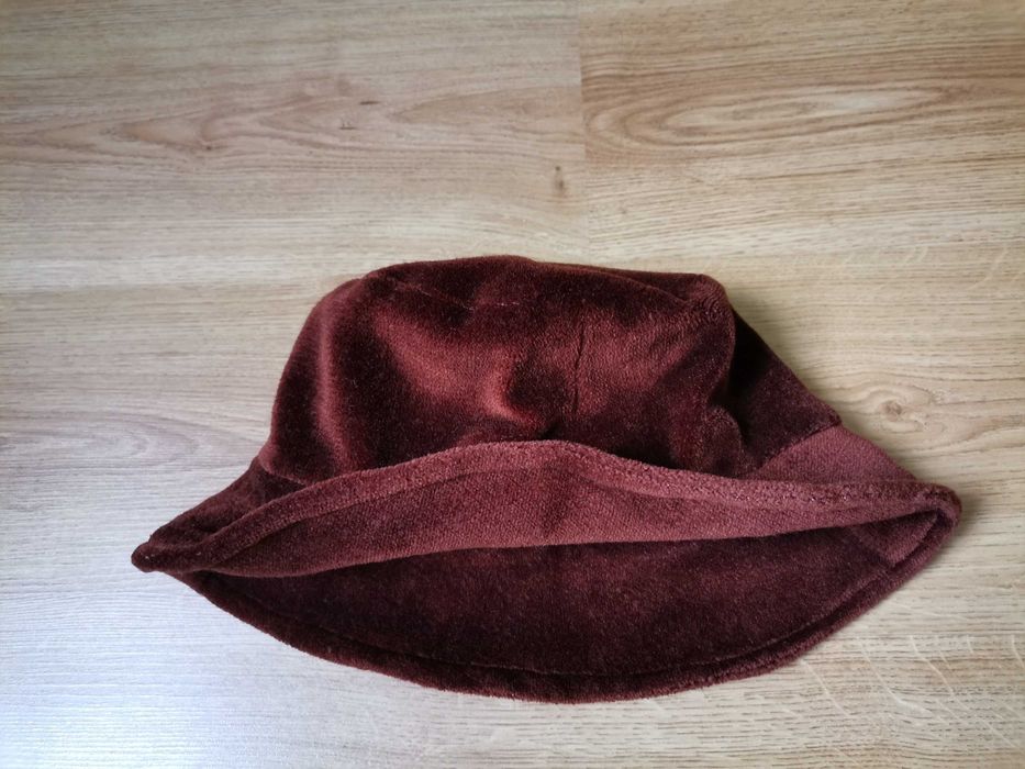 Кафява шапка от плюш с периферия