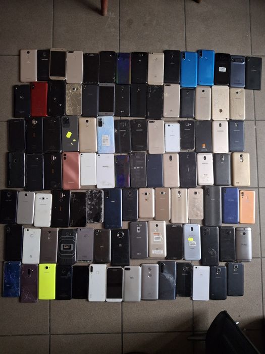 Vand lot 100 telefoane de piese