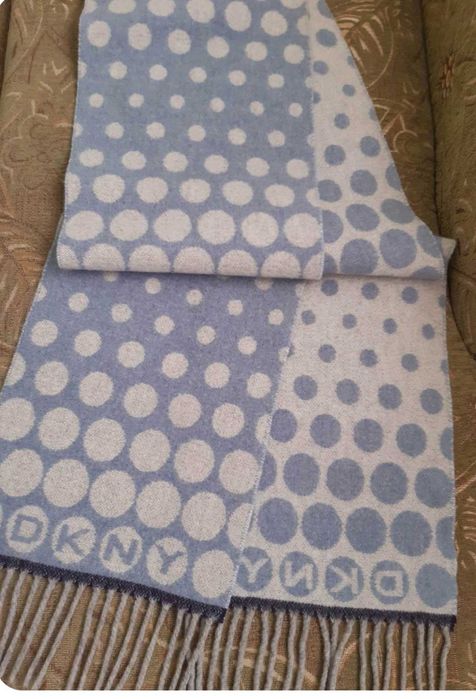 Оригинален вълнен шал DKNY 20 евро