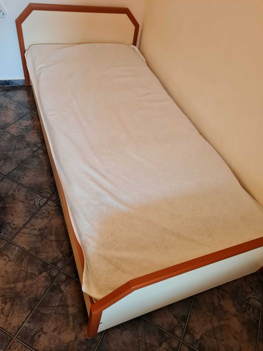 Легла за еднолицеви матраци или подматрачна рамка с или без матрак.