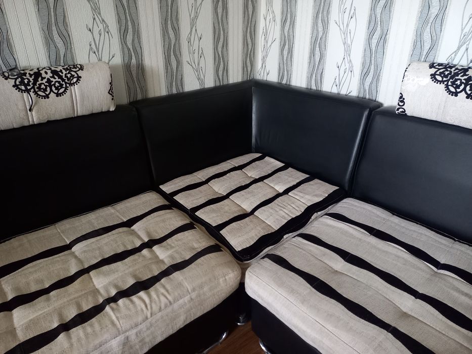 Мягкая мебель уголок и 6 пуфиков