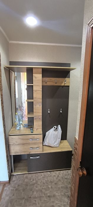 Вешалка, шкафчики, прихожая