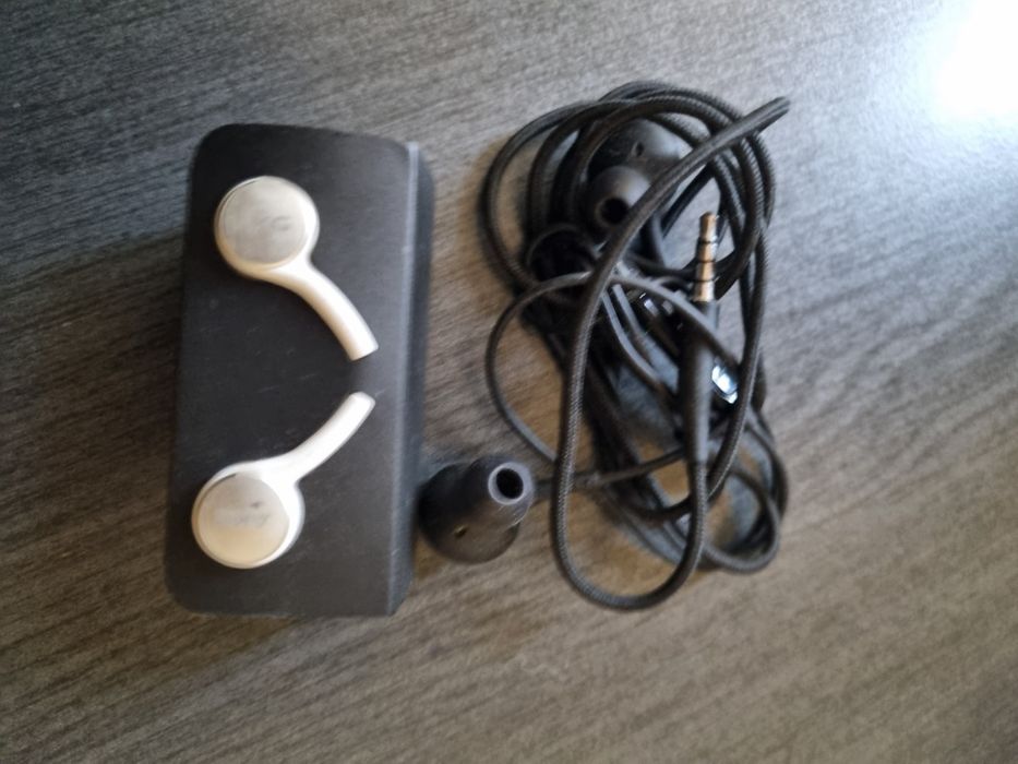 Casti marca AKG, originale din cutia telefonului