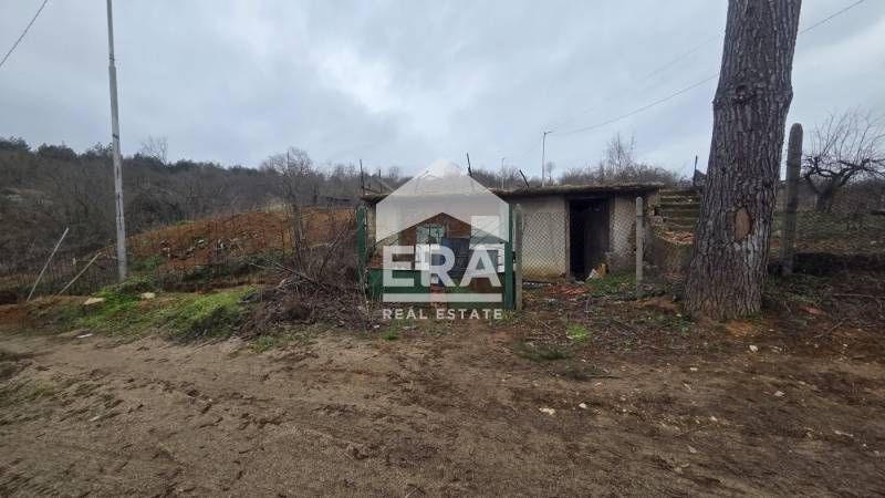 Ъглов парцел за продажба с одобрен ПУП , ведно с  едноетажна постройка