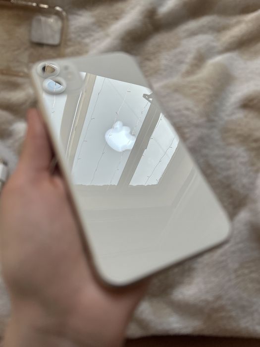 Продаю айфон 11.