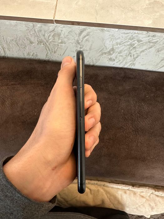 Продам iPhone SE 64GB