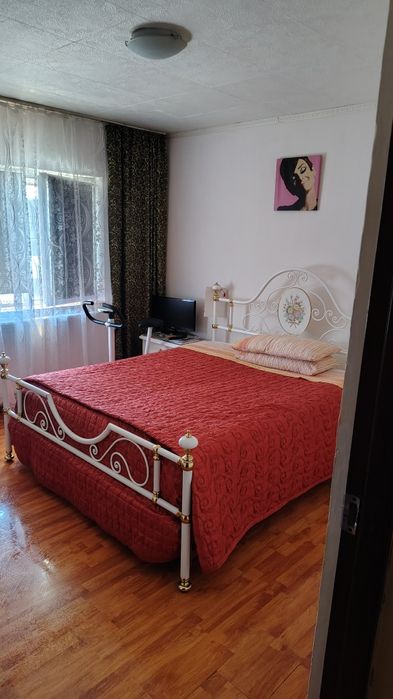 Vând apartament 3 camere în Rovinari zona centrală, 69mp,etaj4/4, complet mobilat și utilat,izolat termic. Preț 52.000 euro. Vedere la strada