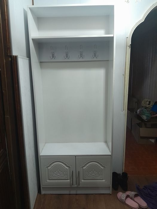 Вешалка в прихожей