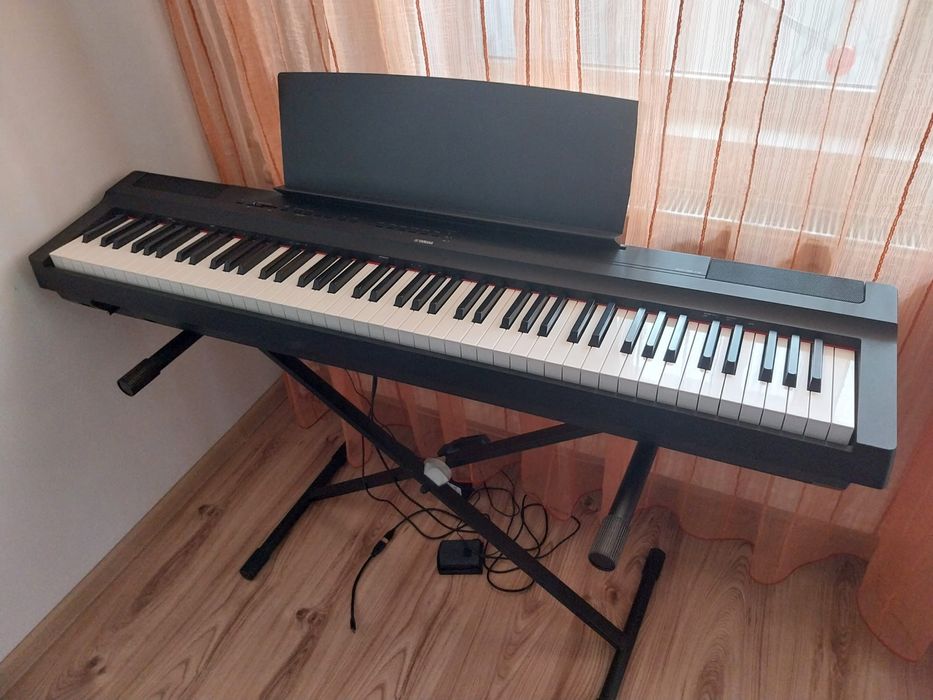 Pian YAMAHA P-121 + Stativ