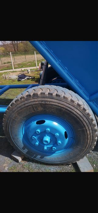 Remorca basculabila pe o singura axa