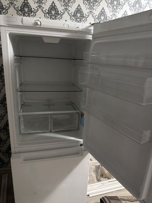 Продам холрлилтник двухкамерный INDESIT