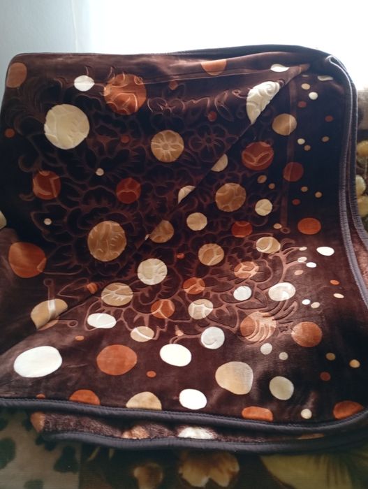 Pătură grofata , nouă 1,80/2 m , foarte plăcută !