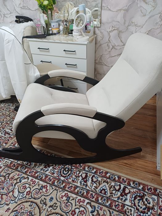 Срочно.продам кресло качалка новое