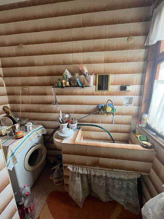 Втори етаж от къща с гараж за продажба – западно от парк Розариум, гр. Казанлък