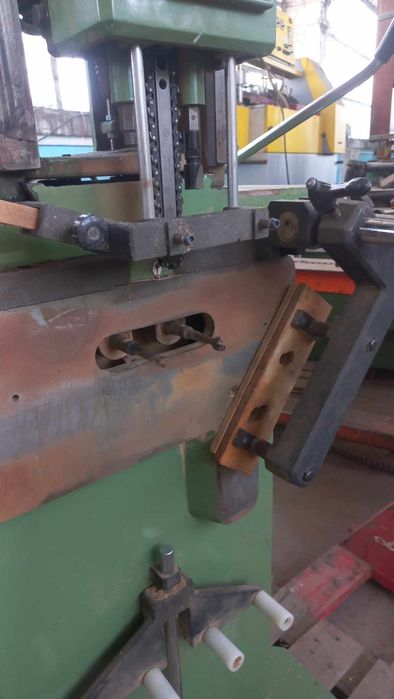 машина за пробиване на отвори за брави, и дръжки.