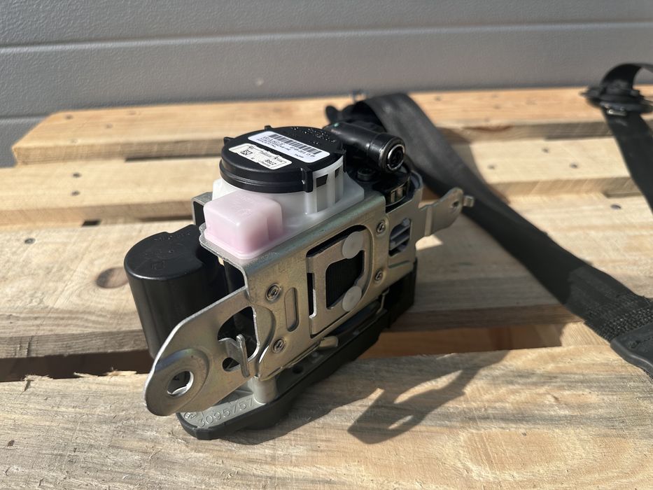 Предни колани AUDI A8 D5 0589P1000799