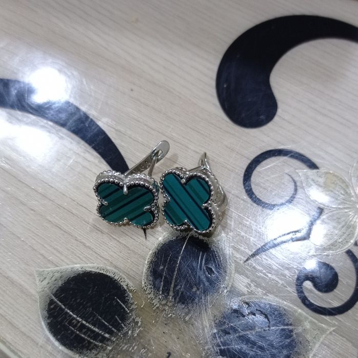 продам серёжки VCA