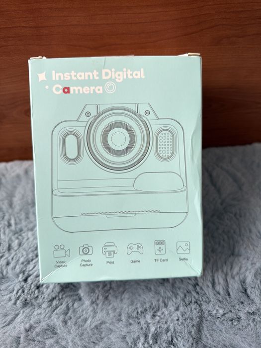 INSTANT Digital camera