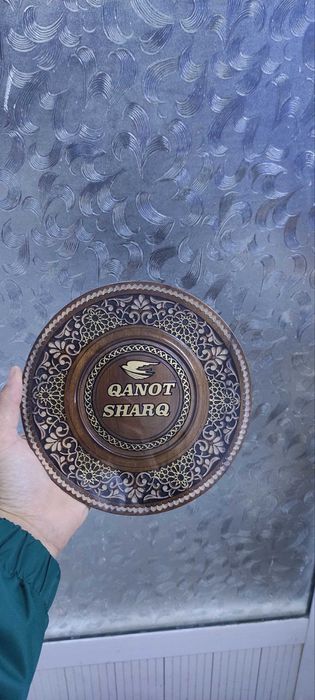 Тарелка из ореха с логотипом