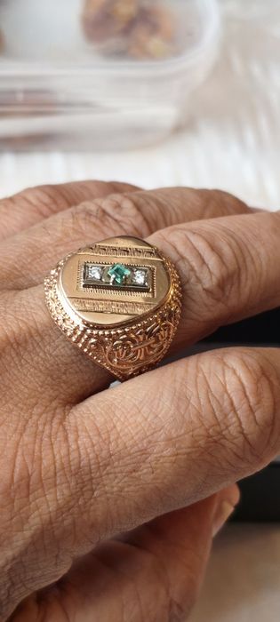 Перстень из золота с бриллиантами и изумрудом.