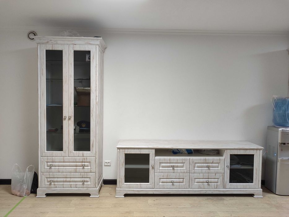 консольная тумба под телевизор ,и два шкафа